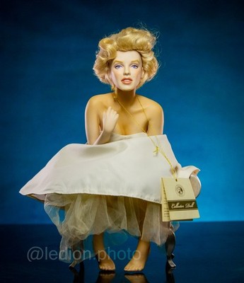 Franklin Mint Porzellan Marilyn Monroe Puppe Love, Marilyn sitzt auf Satinbank