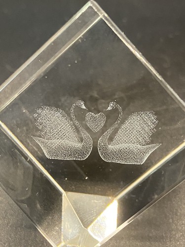 1,5" massiver Glas Briefbeschwerer mit lasergeätzten Liebesschwänen und magnetischem rotem Etui - Bild 9 von 12