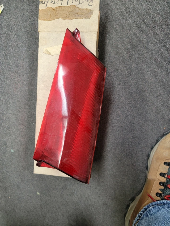 Lente de lámpara trasera derecha Oldsmobile Toronado Rh 1973-1974 NOS 5965888 Foto 2 de 4