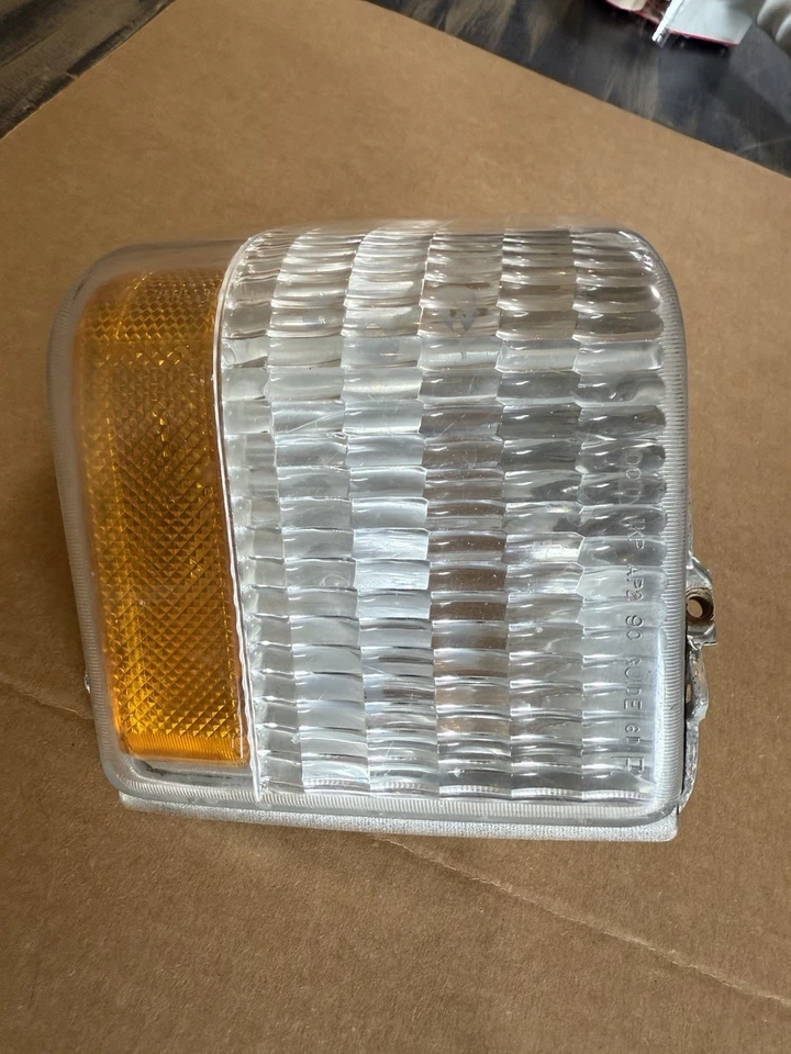 90-92 Cadillac Brougham Front Right Passenger Corner Turn Signal Light 16511550 - Image 3 of 4