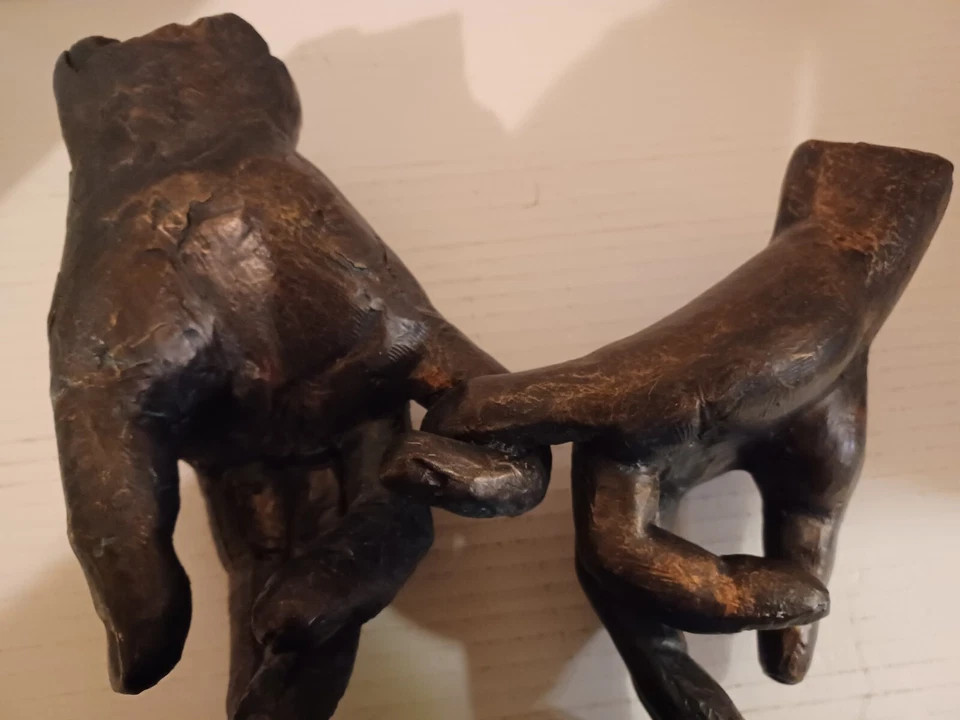 Escultura decorativa de manos de poliestireno pátina desgastada en buen estado Foto 3 de 4