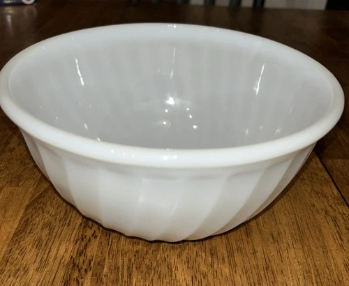 Vintage Anchor Hocking Fire King Sculpted Swirl Serving Mixing Bowl White 9 Inch