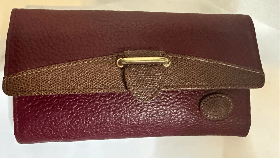 Cartera sin asas Liz Claiborne para mujer de cuero granulado con hebilla triple pliegue roja OS NUEVA CON ETIQUETAS Foto 3 de 4