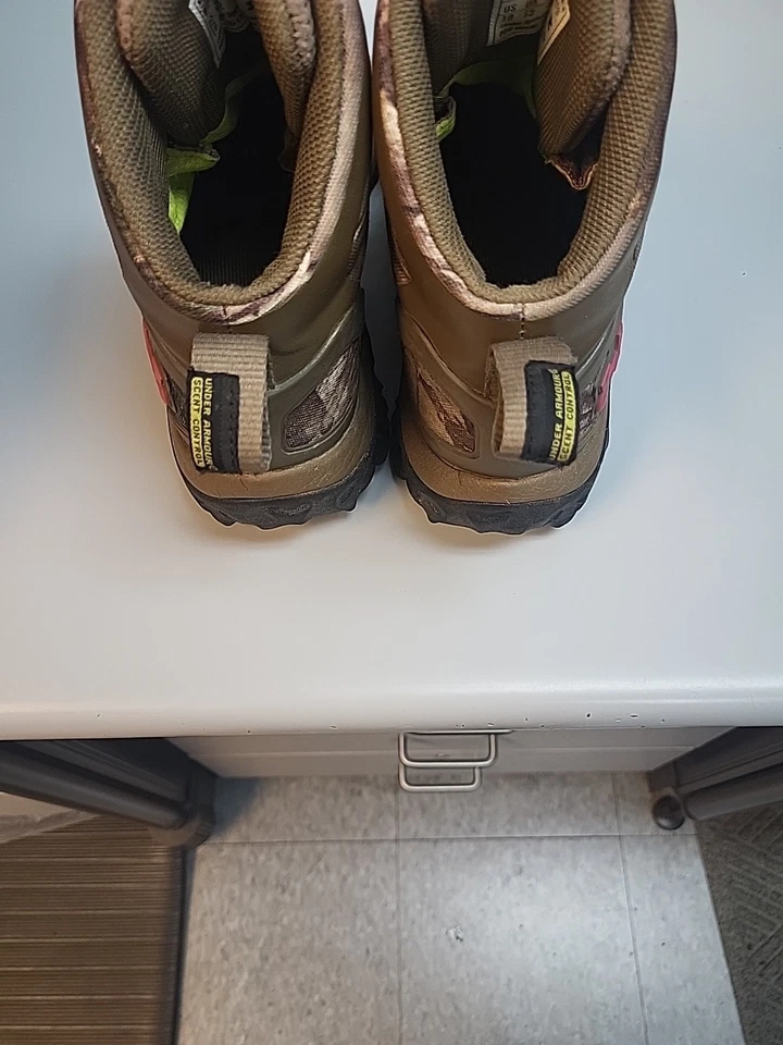 Womens Under Armour camo gortex Boots Size 10 - Image 3 of 4