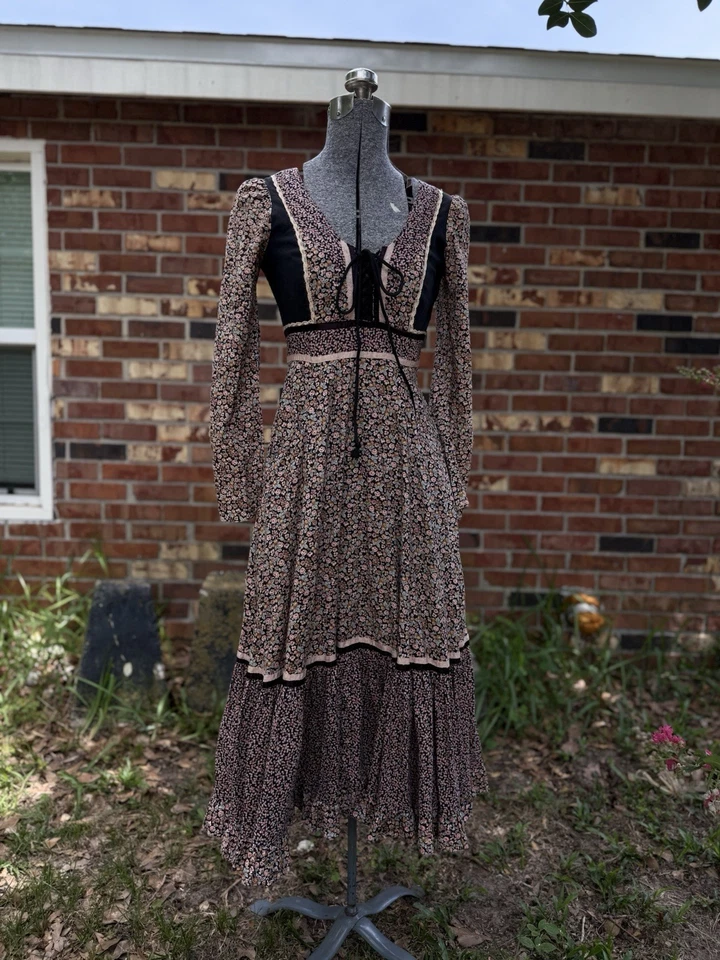 1970-е Винтажное Черное Платье Gunne Sax Редкое Калико Цветочный Принт Midi Кружевной Корсет - Изображение 3 из 4