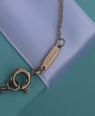 TIFFANY & Co Honeycomb Honey Bumble Bee Pendant Necklace 18k TIFFANY & Co Honeycomb Honey Bumble Bee Pendant Necklace 18k