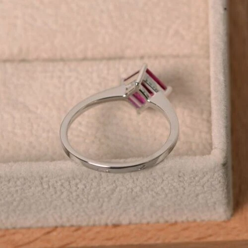 Anillo solitario de compromiso de zafiro princesa moissanita chapado en oro blanco de 14k de 2 quilates Foto 4 de 4