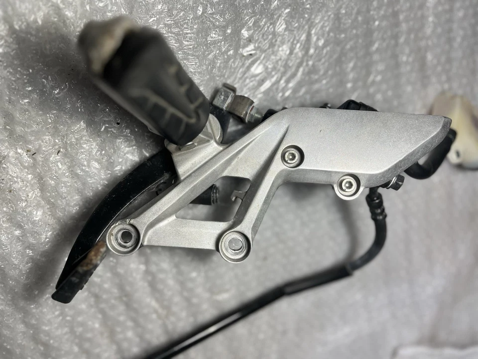 CONJUNTO DE FREIO TRASEIRO 2015-2019 HONDA CBR300R FABRICANTE DE EQUIPAMENTO ORIGINAL. PEDAL DANIFICADO EM BOM ESTADO. - Imagem 4 de 4