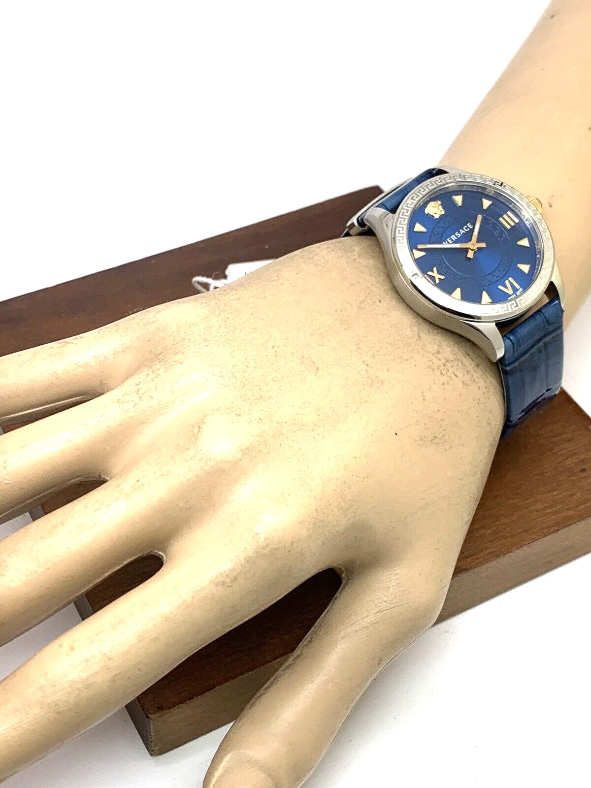 Orologio Versace Donna VE2S00122 Hellenyium Quarzo Svizzero Quadrante Blu Cinturino Pelle