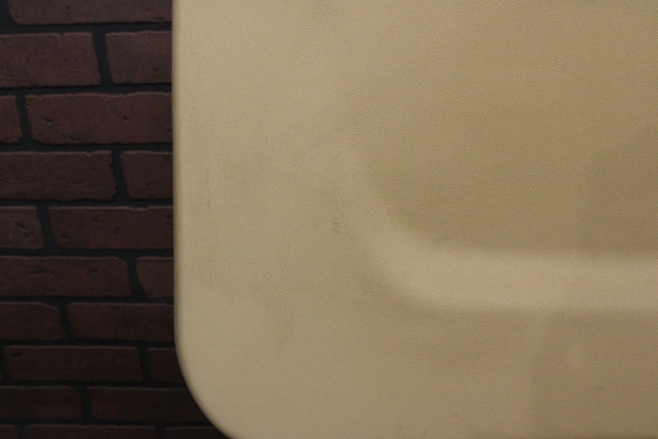 Cadillac Escalade 2007-2014 elevador trasero puerta trasera escotilla inferior panel de ajuste beige Foto 2 de 4