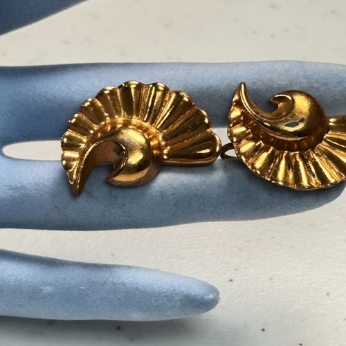 Vintage screw back Earrings Gold Tone Shell Fan Swirl MCM Statement clip on