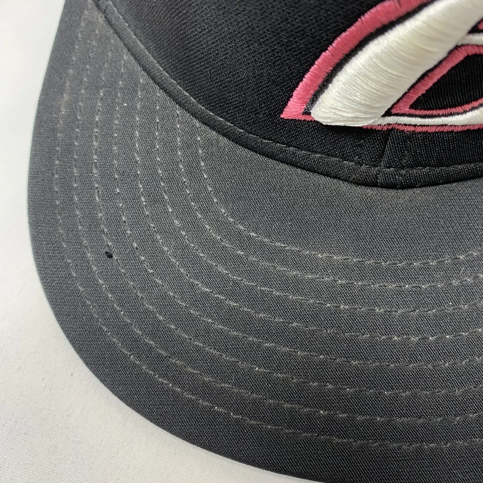 Gorra Baltimore Ravens Grande Negra Under Armour Rosa Costuras Ajuste de Campo Foto 2 de 4