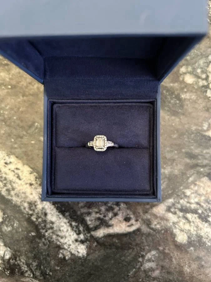 Anillo de compromiso de diamantes naturales talla esmeralda con banda de platino Foto 3 de 4