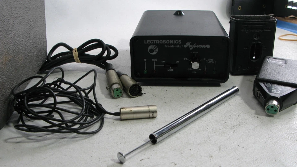 Lectrosonics FREEDOMIKE VHF Receiver R33A w/ Case And Accessories *Untested S11 - Image 4 of 4