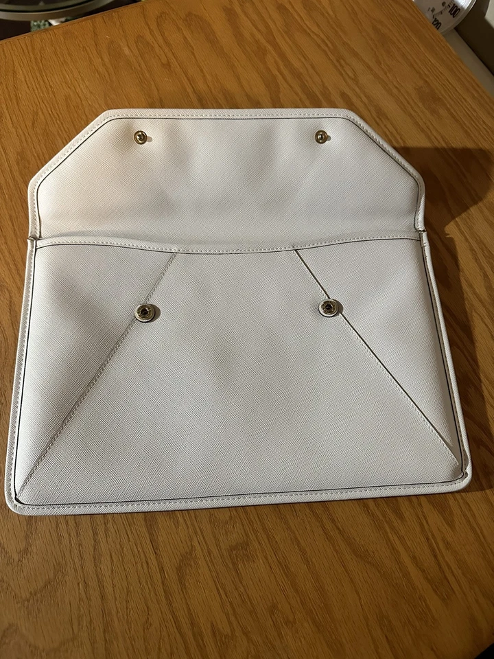 Michael Kors MacBook Air 13” funda blanca y dorada  Foto 4 de 4