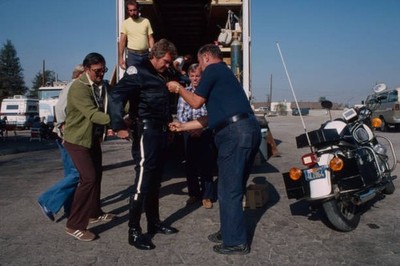 Lee Majors crew preparing for stunt in the tv show Fall Guy 1981 Old Photo 10