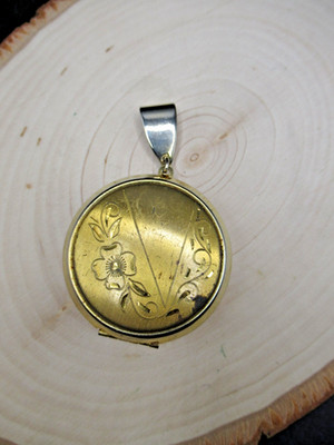 Mixed metal round locket flower design 1.5'' diameter gold tone front silver back