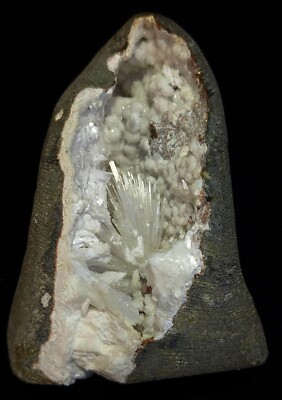 Scolecite Blow Spery auf MM-Quarz & Mordenitmatrix in natürlicher Geodenforma...