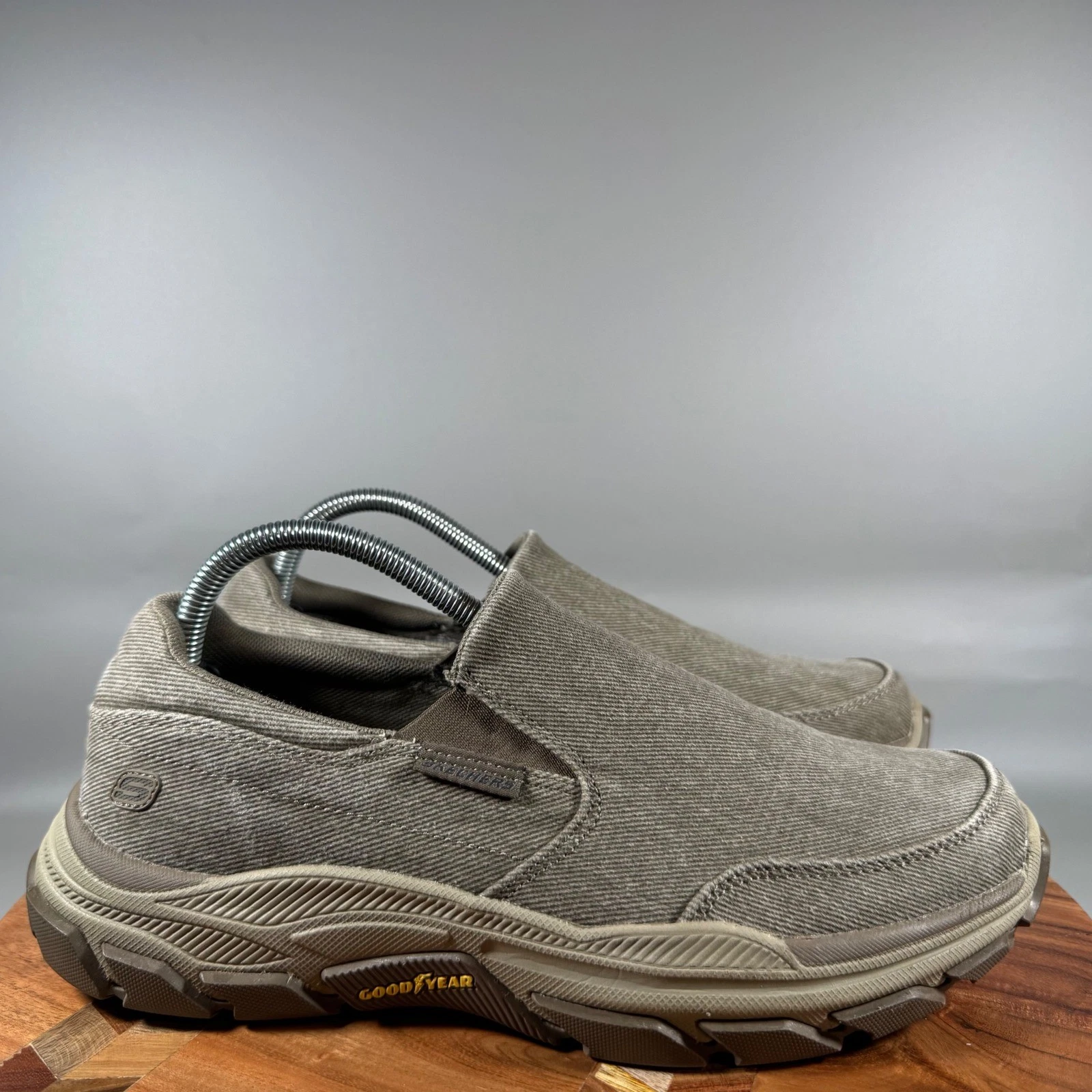 Skechers Relaxed Fit Arch Fit DLux Mens 8.5 Taupe Slip On Shoes 204387 Goodyear