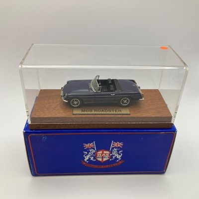 RAE Models KE 010A MGB Roadster in Aconite, Chrom, Rostyle, werkseitig gebaut neuwertig