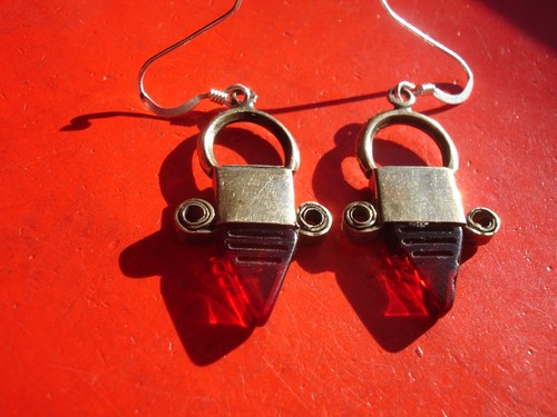 Niger Tuareg RED hand engraved ETCHED triangle earrings + silver hooks   L32 mm - Picture 6 of 6