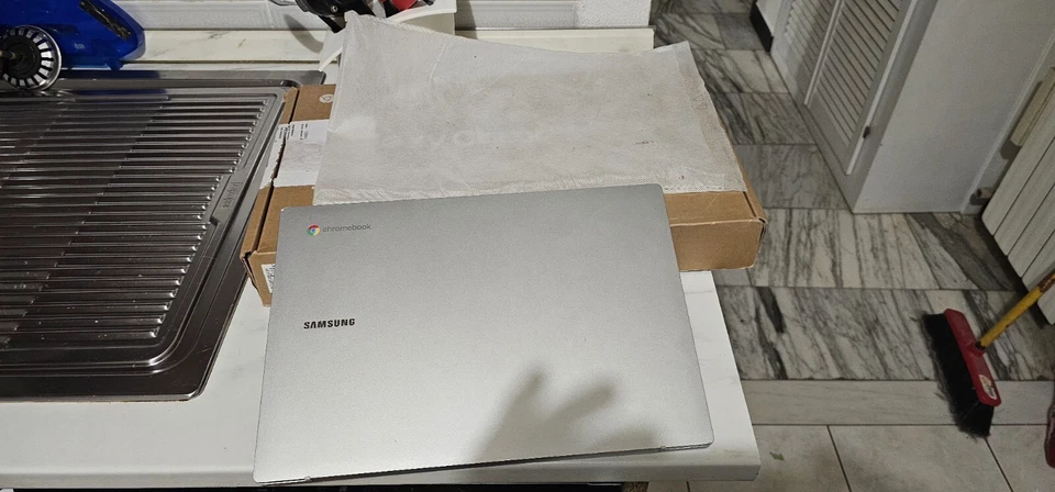 Samsung Galaxy Chromebook Go 14" (64GB eMMC, Intel Celeron N, 2,80 GHz, 4GB)... - Immagine 3 di 4