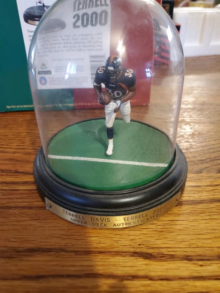 Tributos de cubierta superior coleccionables con el miembro del Salón de la Fama de la NFL Terrell Davis Foto 2 de 4