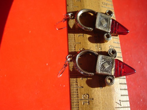 Niger Tuareg RED hand engraved ETCHED triangle earrings + silver hooks   L32 mm - Picture 5 of 6