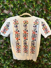 Chemisier fleuri brodé d'inspiration vintage, haut en tricot rétro à rayures ajo