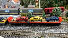 Hornby R126 Car Transporter Bogie Wagon With 3 Cars and 6 Barriers OO Gauge.