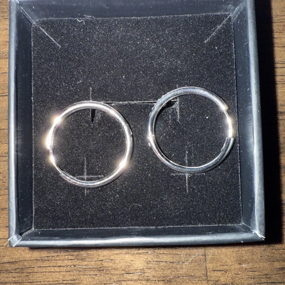 Pendientes de aro enchapados en oro blanco de 18 k Cate & Chloe Bianca Foto 2 de 4