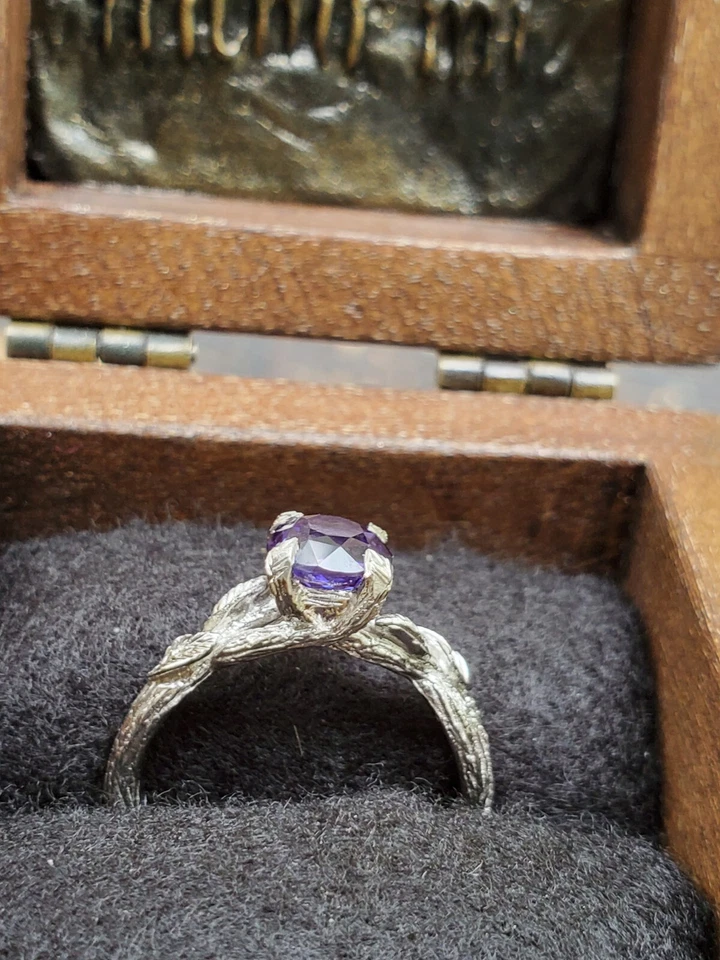 Anillo de compromiso de zafiro púrpura banda de platino Foto 2 de 4