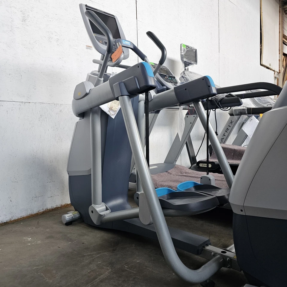 PRECOR - AMT 885 - P80 Console Open Stride Elliptical + FREE US Shipping + - Image 2 of 4