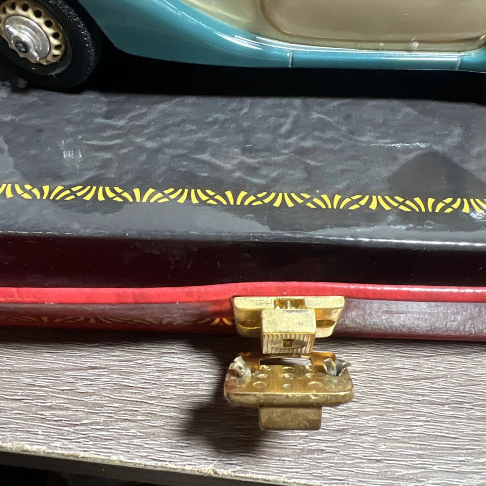 Guiloy Top Line BMW 327 Cabrio 1937 68566 escala 1,18 - caja coche roto se ve muy bien Foto 3 de 4