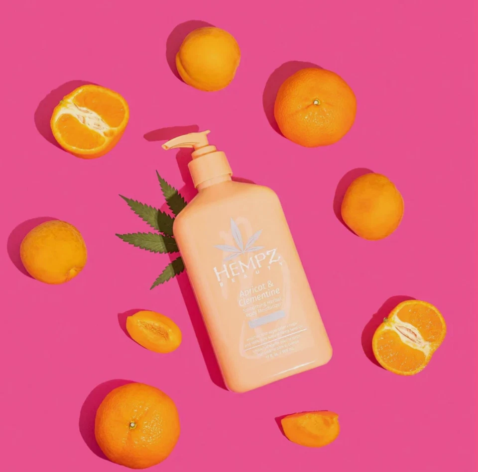 Crema hidratante corporal a base de hierbas de albaricoque y clementina de cáñamo, 17 fl oz Foto 2 de 4
