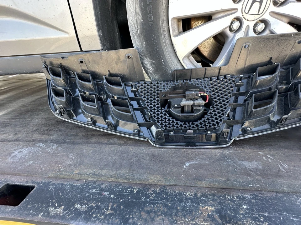 REJILLA DE PARACHOQUES DELANTERO NISSAN ROGUE 2011-2015 CON CÁMARA Y EMBLEMA OEM 623101VX0A Foto 3 de 4