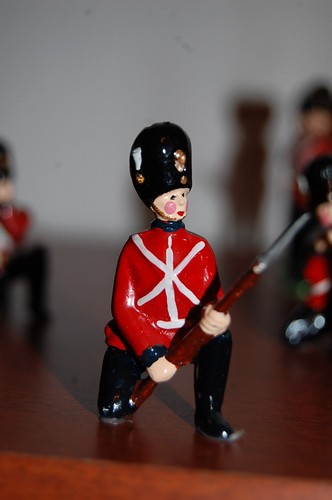 Vintage Britains Grenadier Guards Figures LARGE SET of 38 Soldiers EXCELLENT - Picture 5 of 13