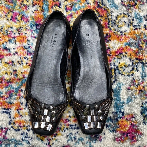 Ballerines Gucci Sigrid embellies cuir noir piste 37