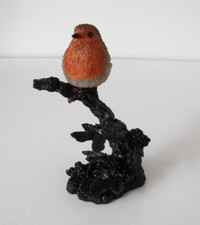 BOWBROOK OF SCOTLAND ROBIN REDBREAST PERCHED ON A BRANCH ORNAMENT  RESIN H: 11cm