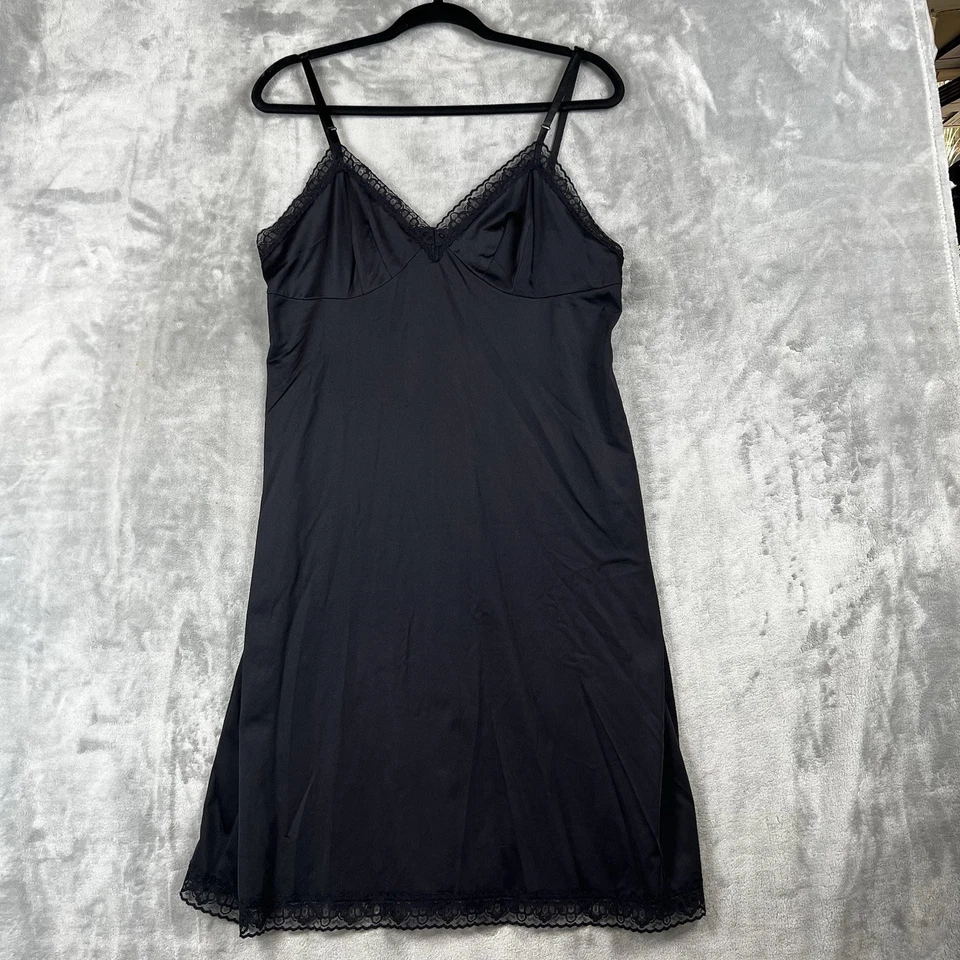 Vestido sin mangas negro lencería camisón Vanity Fair para mujer talla grande con ribete de encaje satinado Foto 3 de 4