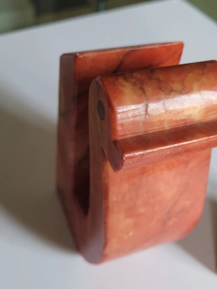 Paire Serre Livres anciens Marbre Rose Gravé a la main en forme d'Ecureuil - Photo 4/4