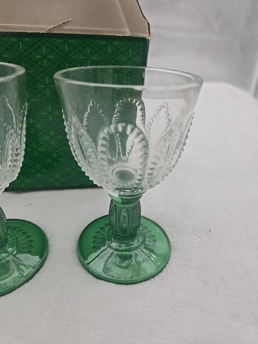 Juego de vasos cordiales vintage de vidrio Avon con acento esmeralda de 2, 4 1/2" de alto - Imagen 3 de 5