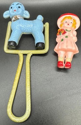 Vintage Plastik Spielzeug Lot-blaues Lamm Hand Rassel & kleine Puppe-Retro