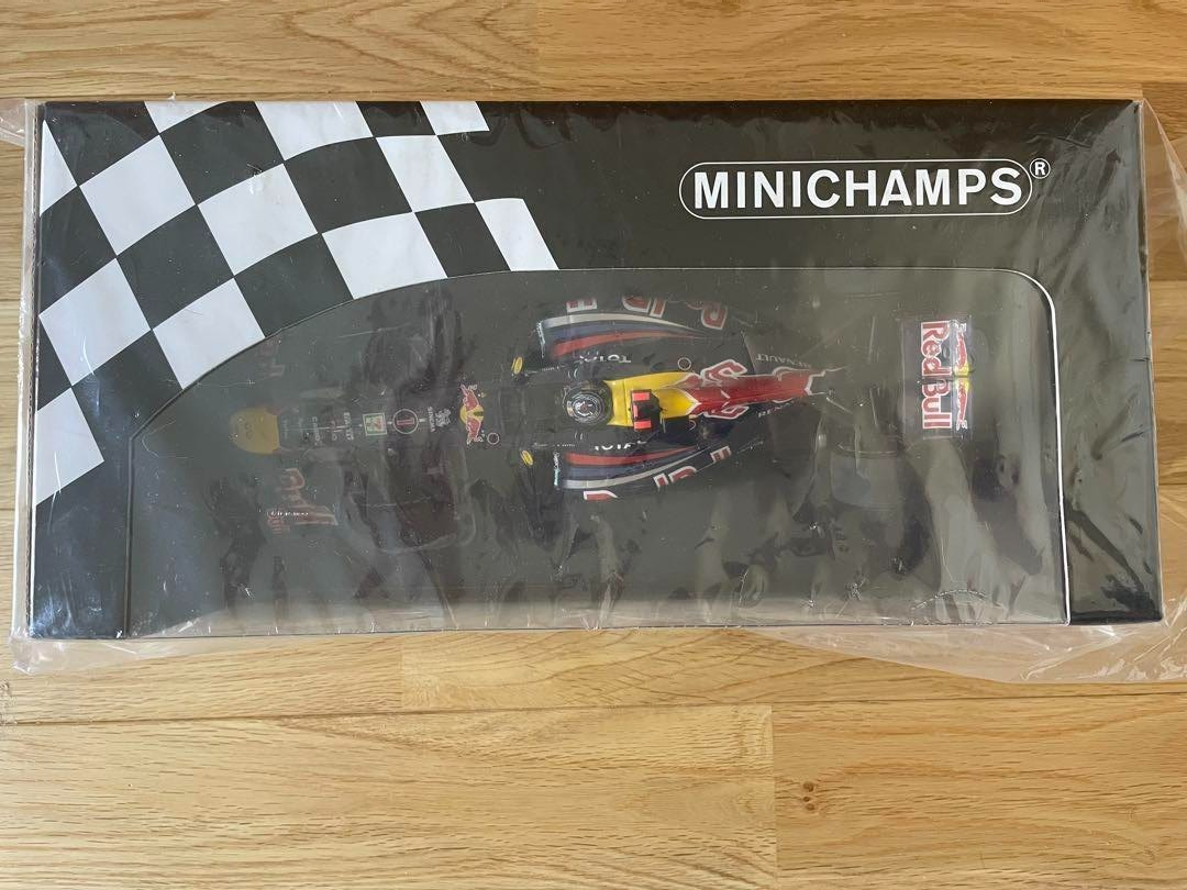 Minichamps 1/18 Red Bull RB7 Sebastian Vettel Japan GP 2011