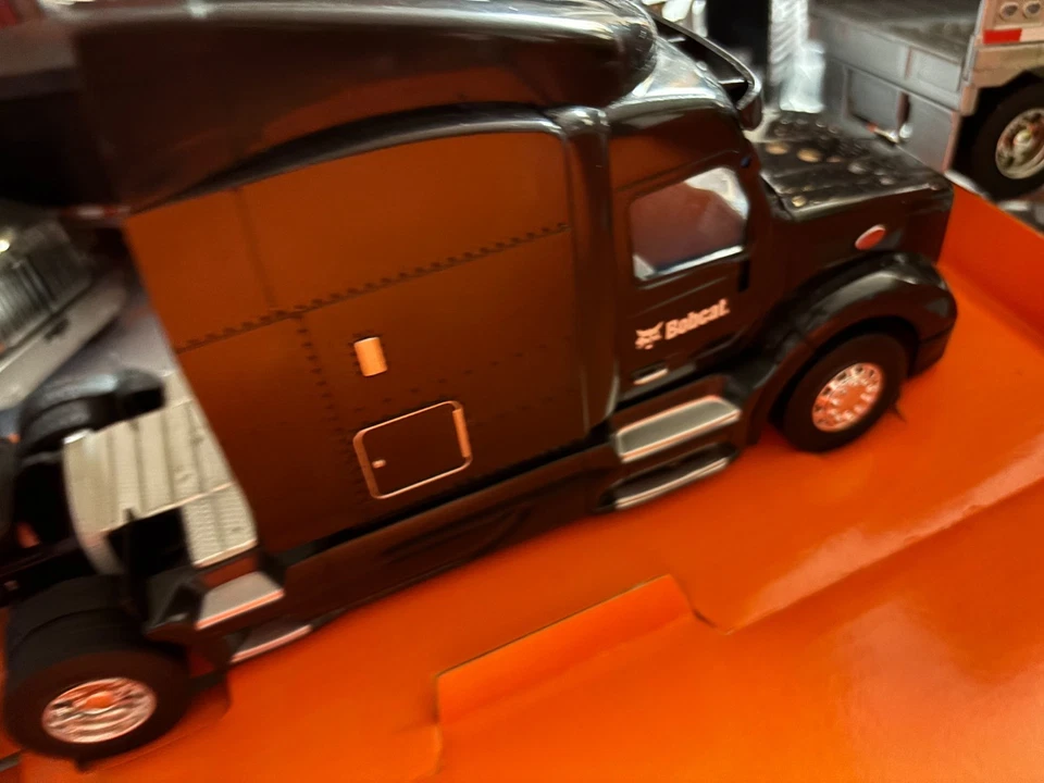 1/32 ERTL PETERBILT 579 DAY CAB SEMI TRACTOR, NO PACKAGING # B 532 - Image 3 of 4