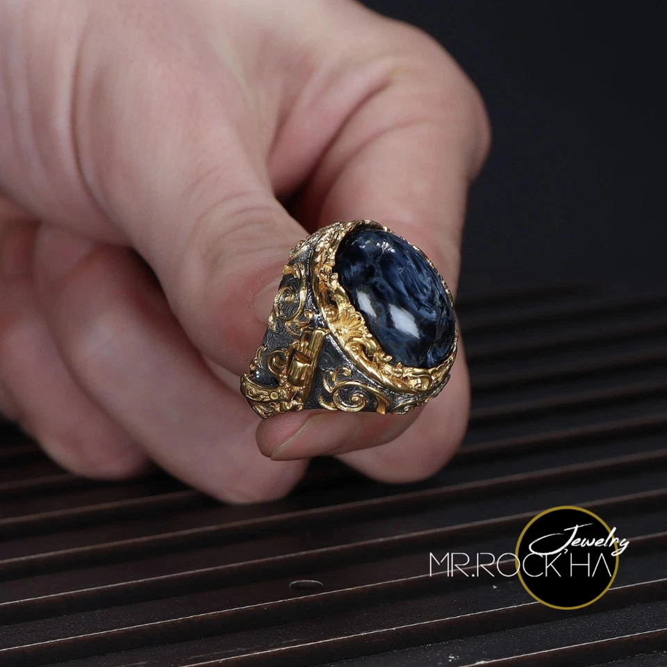 Мужское кольцо из серебра 925 пробы с голубым камнем петерситом, рельефным львом, золотым родиевым покрытием - Изображение 3 из 4