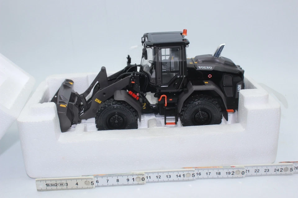 AT Collection Volvo 3200119 L60H Limited Edition Black 1:3 2 Loader New - Image 2 of 4
