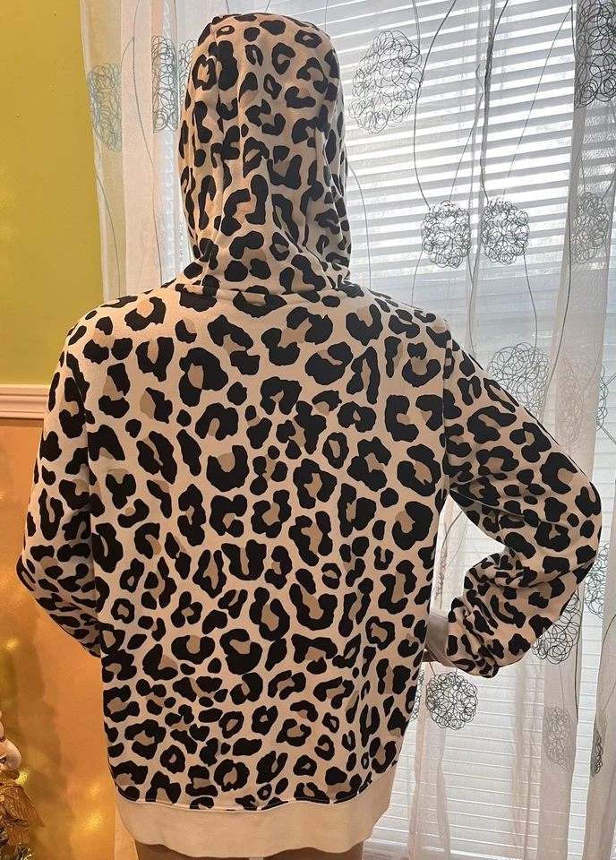 Sudadera con capucha Nike Sportwear Club estampado polar leopardo para mujer talla M Pullover Foto 2 de 4