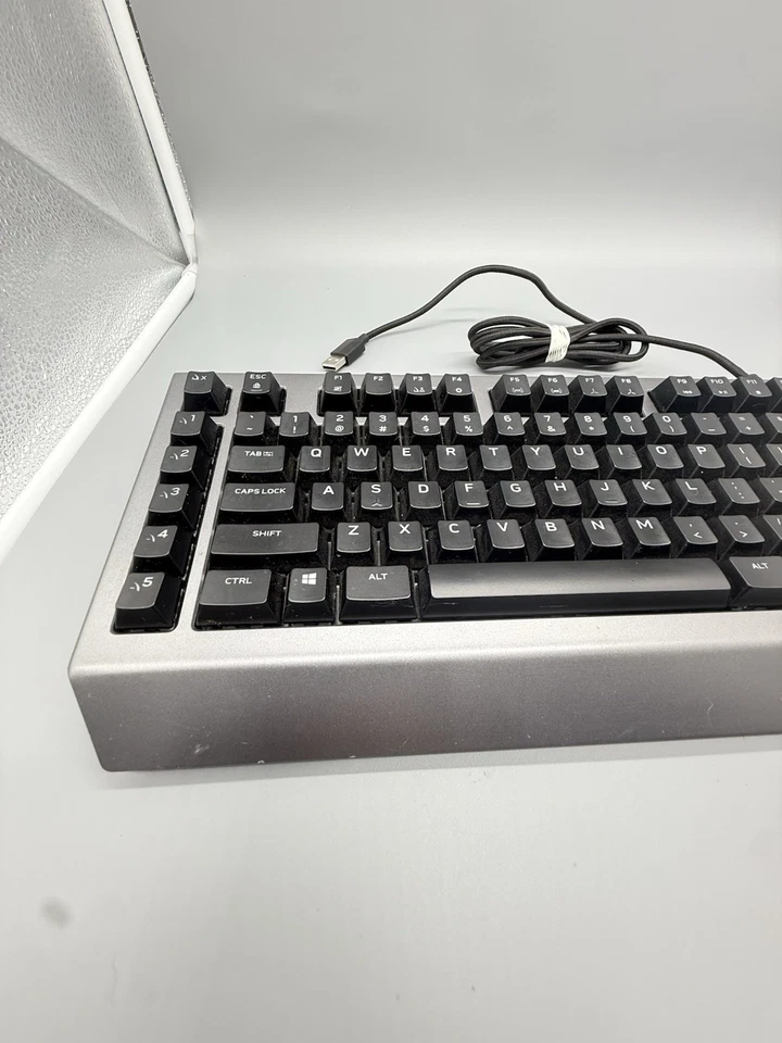 Dell Alienware AW768 Wired Black & Silver RGB Pro Gaming Clicky Keyboard Tested - Image 3 of 4