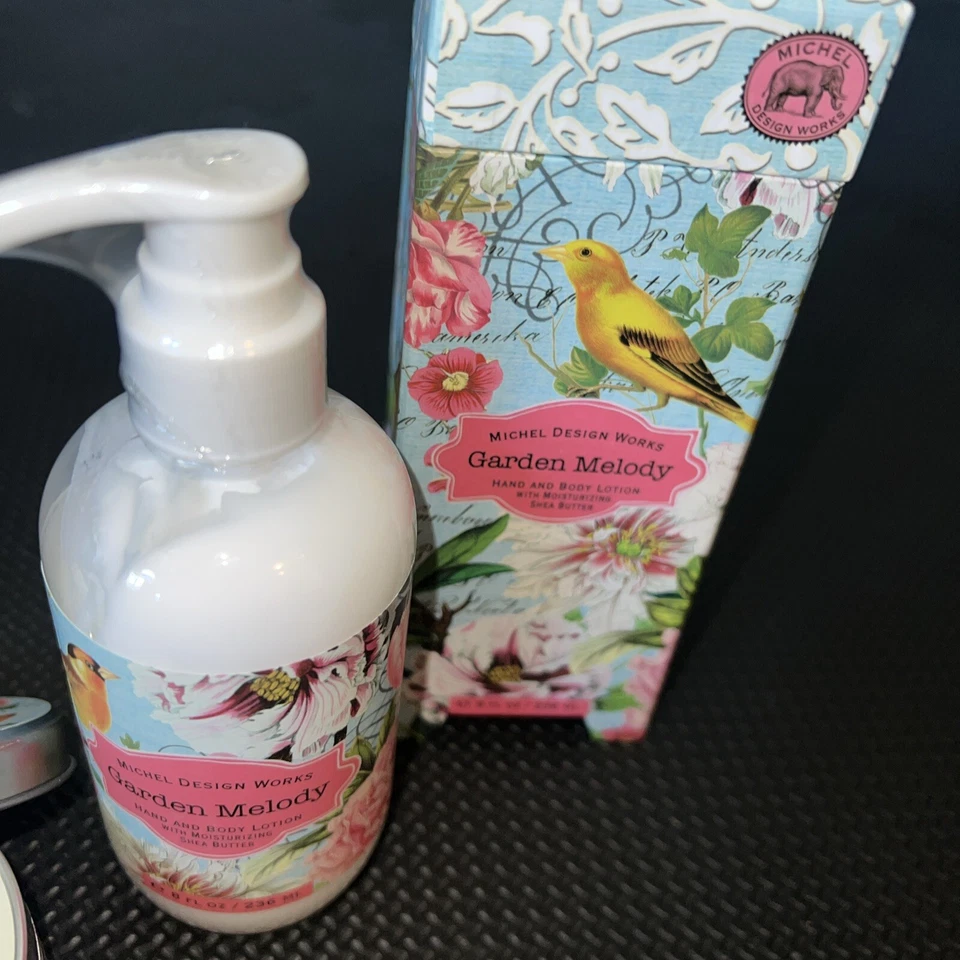 Michel Design Works Garden Melody Loción para manos y cuerpo y juego de velas de viaje de soja Nuevo Foto 3 de 4